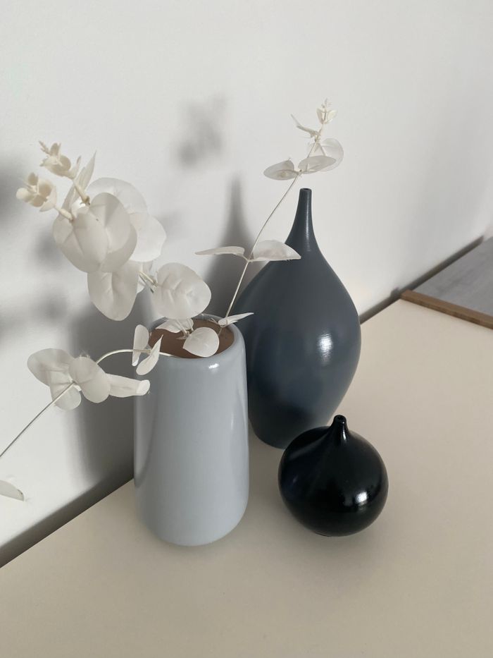 Crafting Captivating Headlines: Your awesome post title goes here Minimalist arrangement of ceramic vases with white artificial flowers, perfect for modern decor.